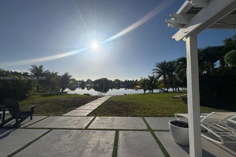 House in Hialeah, Florida 4 bedrooms, 240.34 sq.m. № 1986517 - photo 2