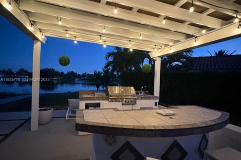 House in Hialeah, Florida 4 bedrooms, 240.34 sq.m. № 1986517 - photo 4