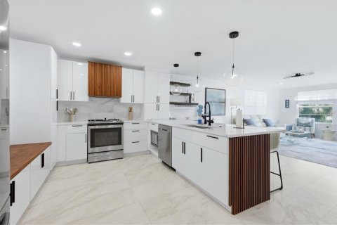 Condo in Longboat Key, Florida, 2 bedrooms  № 2410467 - photo 8