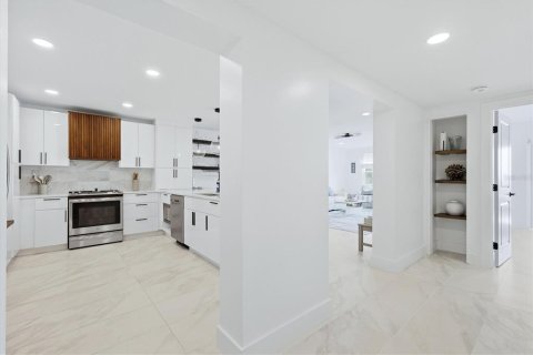 Condo in Longboat Key, Florida, 2 bedrooms  № 2410467 - photo 4