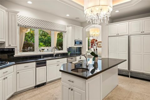 House in Miami, Florida 7 bedrooms, 603.4 sq.m. № 2018073 - photo 28