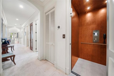 House in Miami, Florida 7 bedrooms, 603.4 sq.m. № 2018073 - photo 24