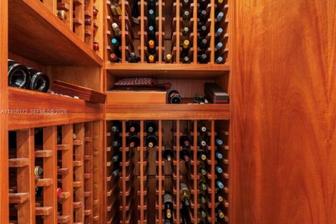 House in Miami, Florida 7 bedrooms, 603.4 sq.m. № 2018073 - photo 25