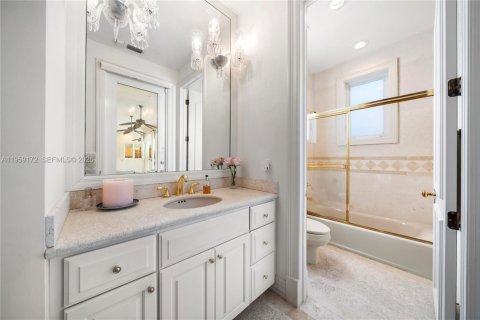 House in Miami, Florida 7 bedrooms, 603.4 sq.m. № 2018073 - photo 21