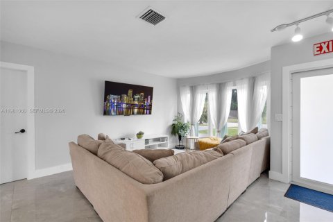 House in Margate, Florida 3 bedrooms, 141.03 sq.m. № 2044228 - photo 4