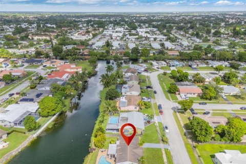 House in Margate, Florida 3 bedrooms, 141.03 sq.m. № 2044228 - photo 29