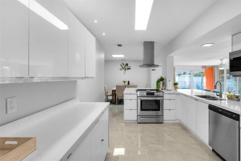 House in Margate, Florida 3 bedrooms, 141.03 sq.m. № 2044228 - photo 8