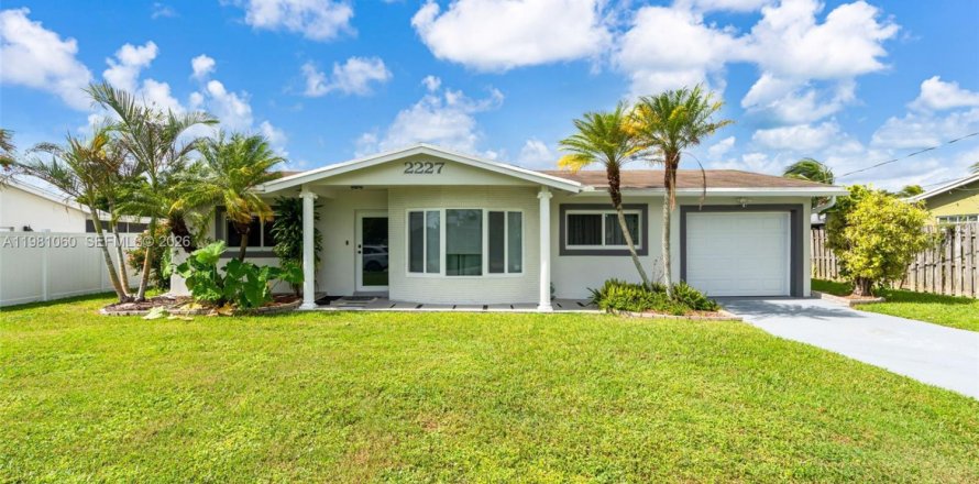 House in Margate, Florida 3 bedrooms, 141.03 sq.m. № 2044228