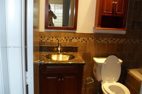 Apartamento en alquiler en Miami, Florida, 2 dormitorios, 68.56 m2 № 2030683 - foto 2