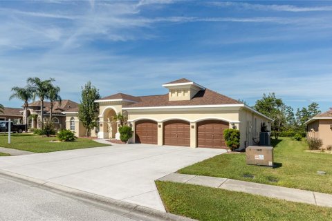 House in Spring Hill, Florida 4 bedrooms, 325.62 sq.m. № 2393847 - photo 10