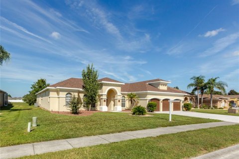 House in Spring Hill, Florida 4 bedrooms, 325.62 sq.m. № 2393847 - photo 9