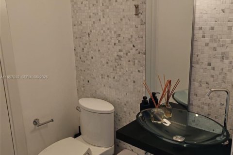 Condominio en alquiler en Miami, Florida, 2 dormitorios, 139.35 m2 № 2011830 - foto 20