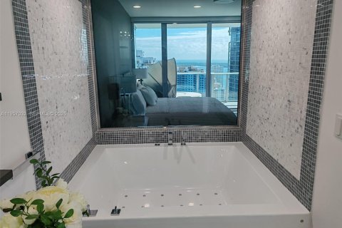 Condominio en alquiler en Miami, Florida, 2 dormitorios, 139.35 m2 № 2011830 - foto 15