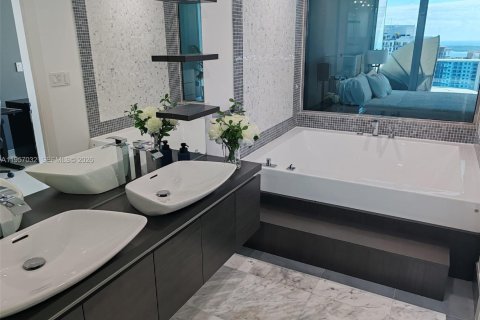 Condominio en alquiler en Miami, Florida, 2 dormitorios, 139.35 m2 № 2011830 - foto 14