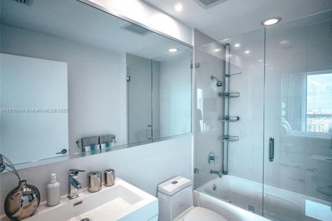 Condo in Miami, Florida, 2 bedrooms  № 2020485 - photo 17