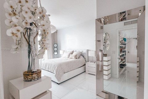 Condo in Miami, Florida, 2 bedrooms  № 2020485 - photo 11