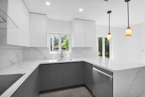 House in South Miami, Florida 3 bedrooms, 126.25 sq.m. № 1943596 - photo 7