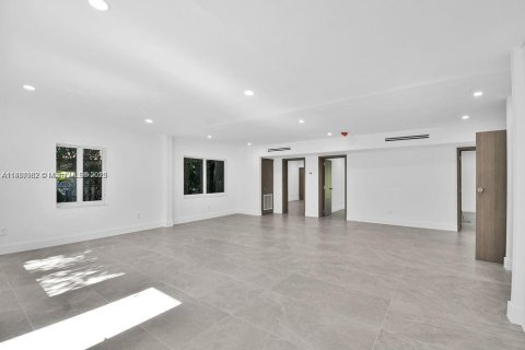 House in South Miami, Florida 3 bedrooms, 126.25 sq.m. № 1943596 - photo 13