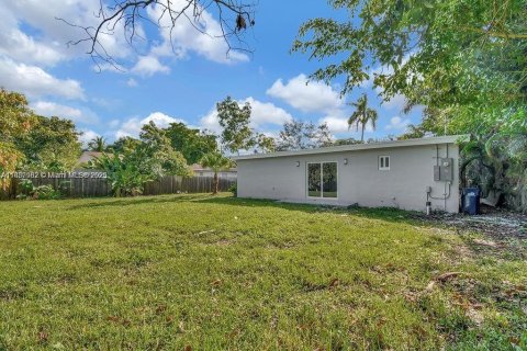 House in South Miami, Florida 3 bedrooms, 126.25 sq.m. № 1943596 - photo 16