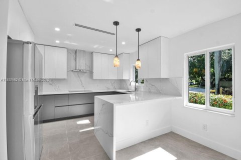 House in South Miami, Florida 3 bedrooms, 126.25 sq.m. № 1943596 - photo 4