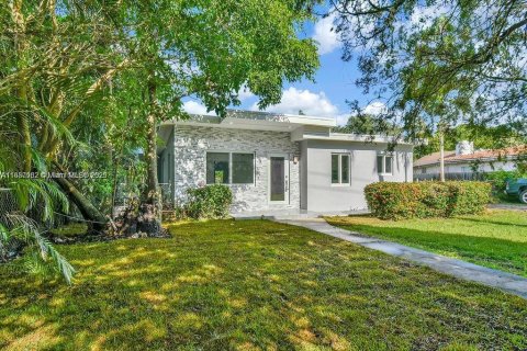 House in South Miami, Florida 3 bedrooms, 126.25 sq.m. № 1943596 - photo 1