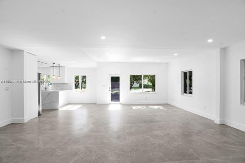 House in South Miami, Florida 3 bedrooms, 126.25 sq.m. № 1943596 - photo 10