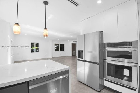 House in South Miami, Florida 3 bedrooms, 126.25 sq.m. № 1943596 - photo 6