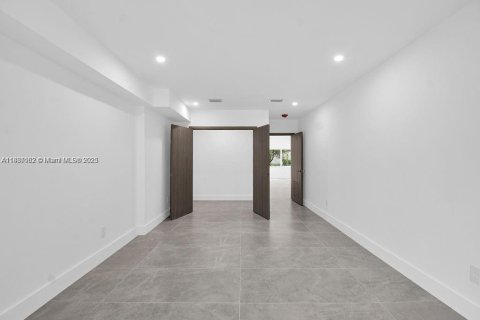 House in South Miami, Florida 3 bedrooms, 126.25 sq.m. № 1943596 - photo 15