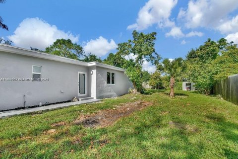 House in South Miami, Florida 3 bedrooms, 126.25 sq.m. № 1943596 - photo 17