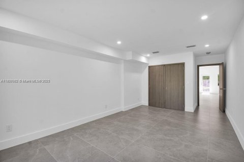 House in South Miami, Florida 3 bedrooms, 126.25 sq.m. № 1943596 - photo 14
