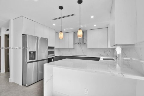 House in South Miami, Florida 3 bedrooms, 126.25 sq.m. № 1943596 - photo 8