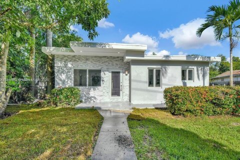 House in South Miami, Florida 3 bedrooms, 126.25 sq.m. № 1943596 - photo 2