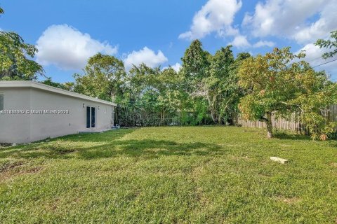 House in South Miami, Florida 3 bedrooms, 126.25 sq.m. № 1943596 - photo 18