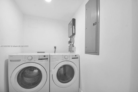 House in South Miami, Florida 3 bedrooms, 126.25 sq.m. № 1943596 - photo 9