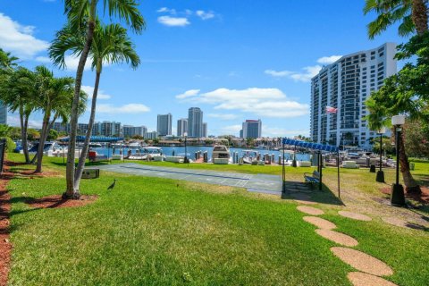 Condominio en venta en Hallandale Beach, Florida, 2 dormitorios, 118.91 m2 № 1161699 - foto 1
