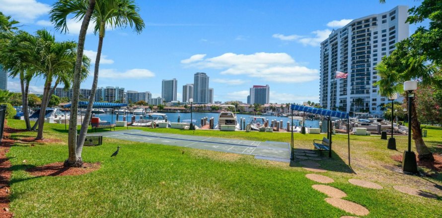 Condominio en Hallandale Beach, Florida, 2 dormitorios  № 1161699