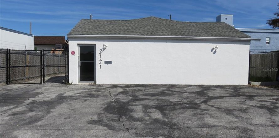 Commercial property in Saint Petersburg, Florida 243.78 sq.m. № 2394370