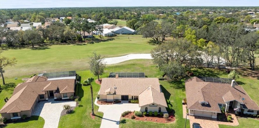 Casa en Weeki Wachee, Florida 3 dormitorios, 204.29 m2 № 1581779