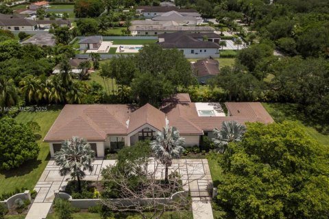 House in Miami, Florida 7 bedrooms, 481.23 sq.m. № 1818461 - photo 2