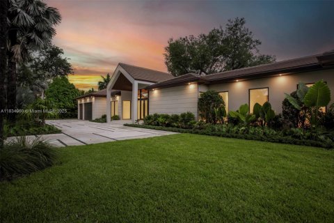 House in Miami, Florida 7 bedrooms, 481.23 sq.m. № 1818461 - photo 1