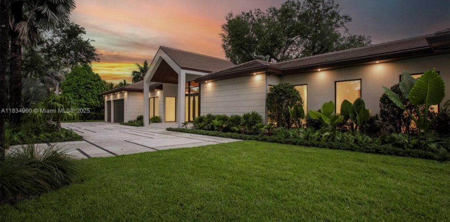 House in Miami, Florida 7 bedrooms, 481.23 sq.m. № 1818461