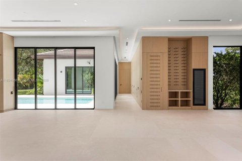 House in Miami, Florida 7 bedrooms, 481.23 sq.m. № 1818461 - photo 15