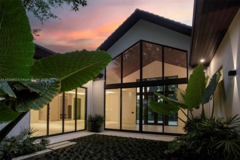 House in Miami, Florida 7 bedrooms, 481.23 sq.m. № 1818461 - photo 4