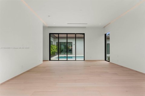 House in Miami, Florida 7 bedrooms, 481.23 sq.m. № 1818461 - photo 9