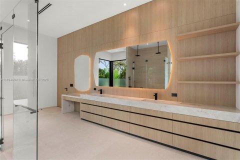 House in Miami, Florida 7 bedrooms, 481.23 sq.m. № 1818461 - photo 13