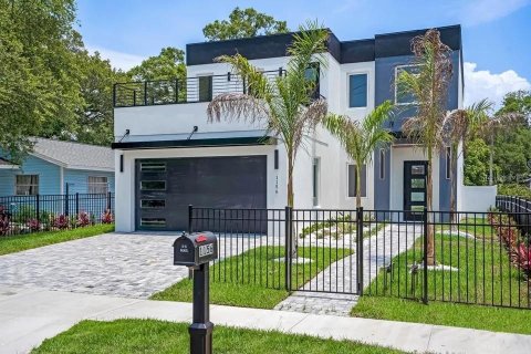 House in Sarasota, Florida 5 bedrooms, 267.74 sq.m. № 2225658