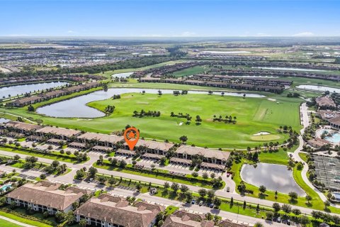 Condo in Bradenton, Florida, 2 bedrooms in LAKEWOOD NATIONAL  № 1844655 - photo 4