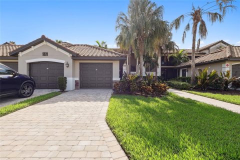 Condo in Bradenton, Florida, 2 bedrooms in LAKEWOOD NATIONAL  № 1844655 - photo 1