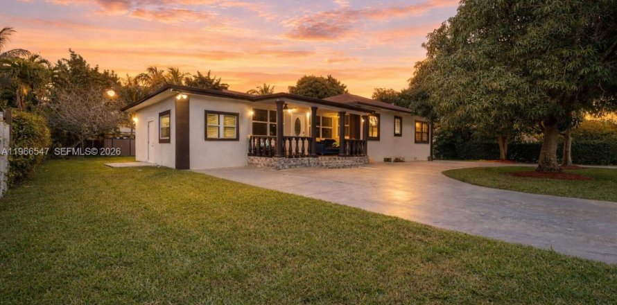 Дом в Майами, Флорида 5 спален, 226.68м2 № 2028869