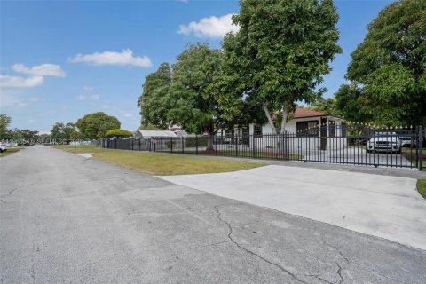 Купить виллу или дом в Майами, Флорида 5 спален, 226.68м2, № 2028869 - фото 16